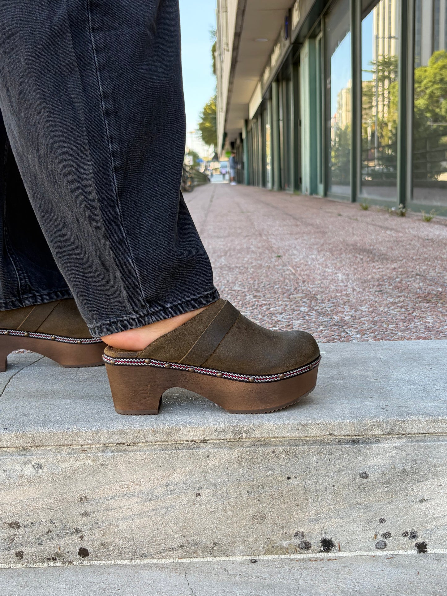 Lederclogs mit Holzabsatz