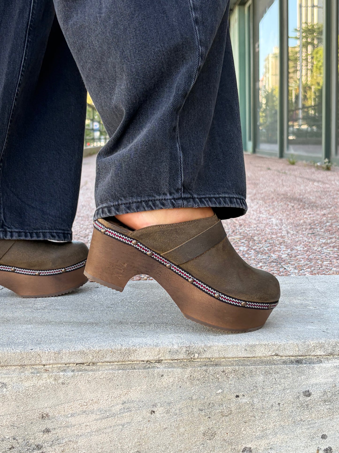 Lederclogs mit Holzabsatz