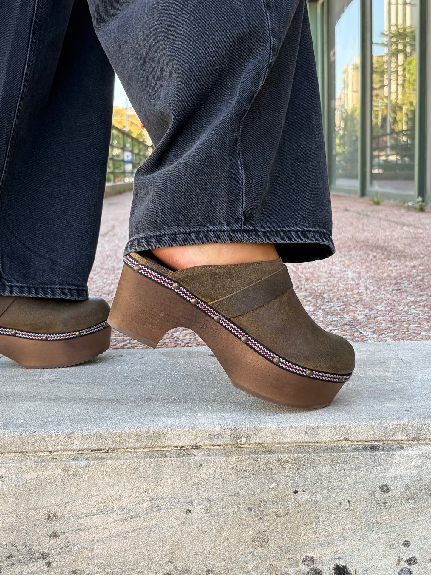 Lederclogs mit Holzabsatz