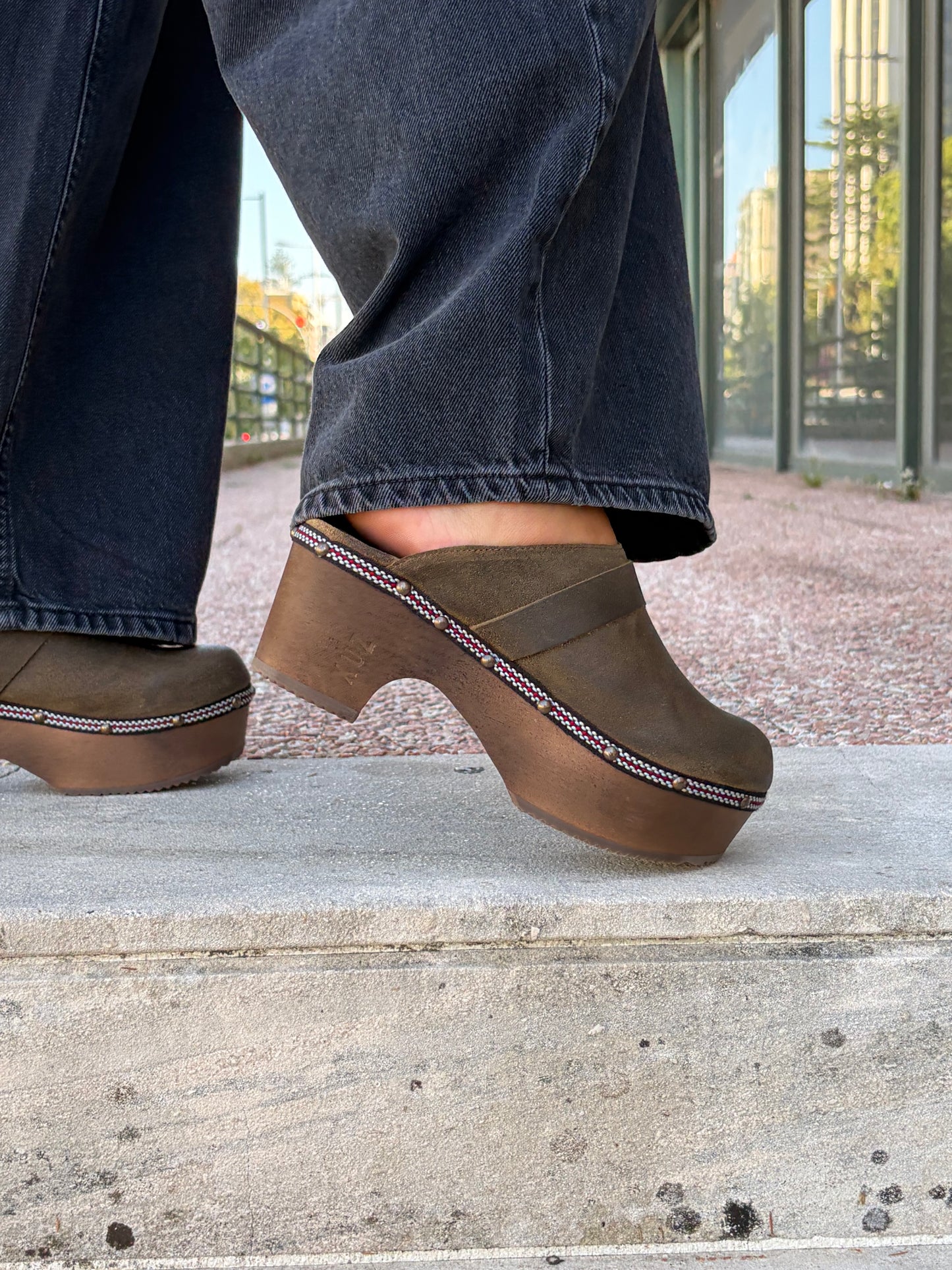 Lederclogs mit Holzabsatz