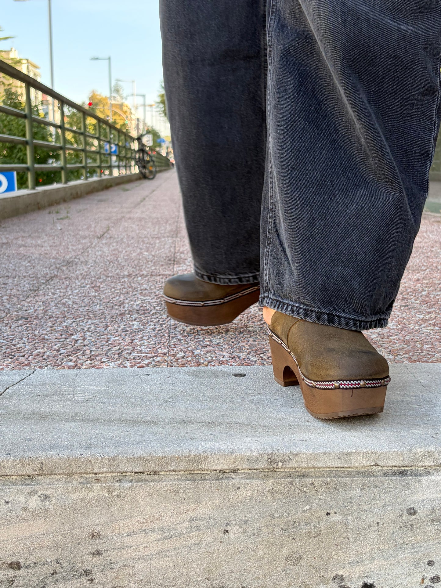 Lederclogs mit Holzabsatz
