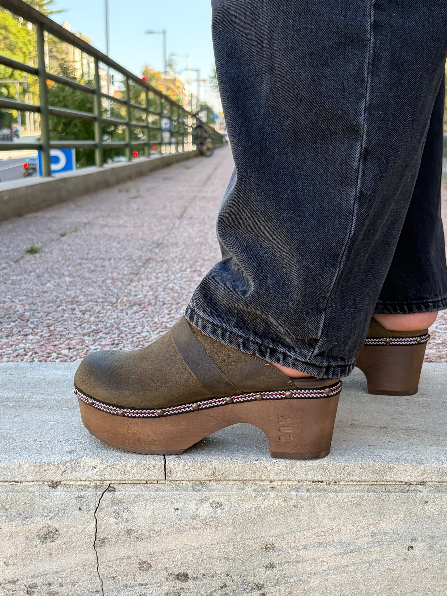 Lederclogs mit Holzabsatz