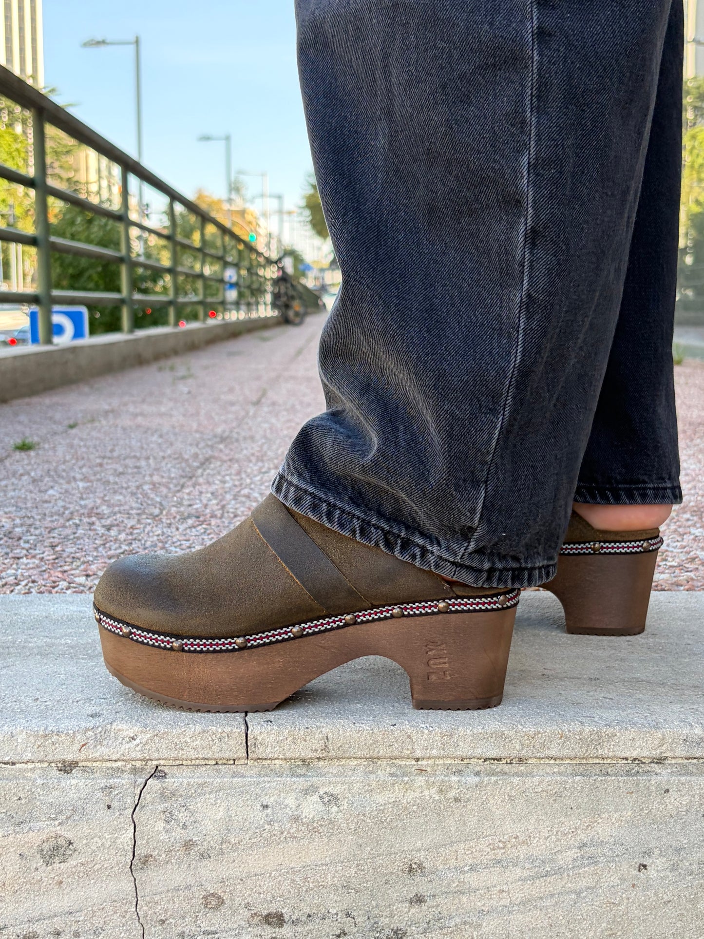 Lederclogs mit Holzabsatz