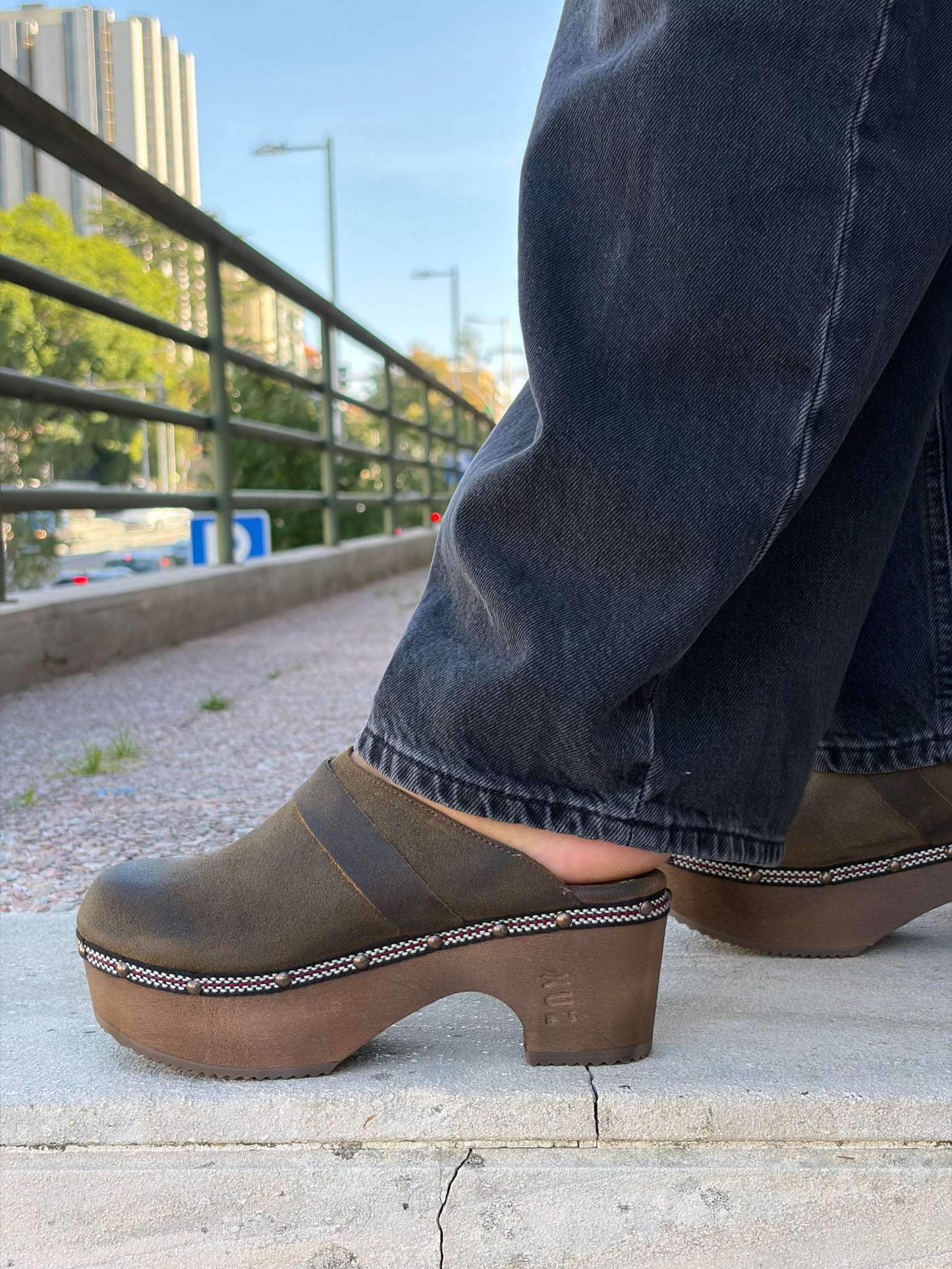 Lederclogs mit Holzabsatz