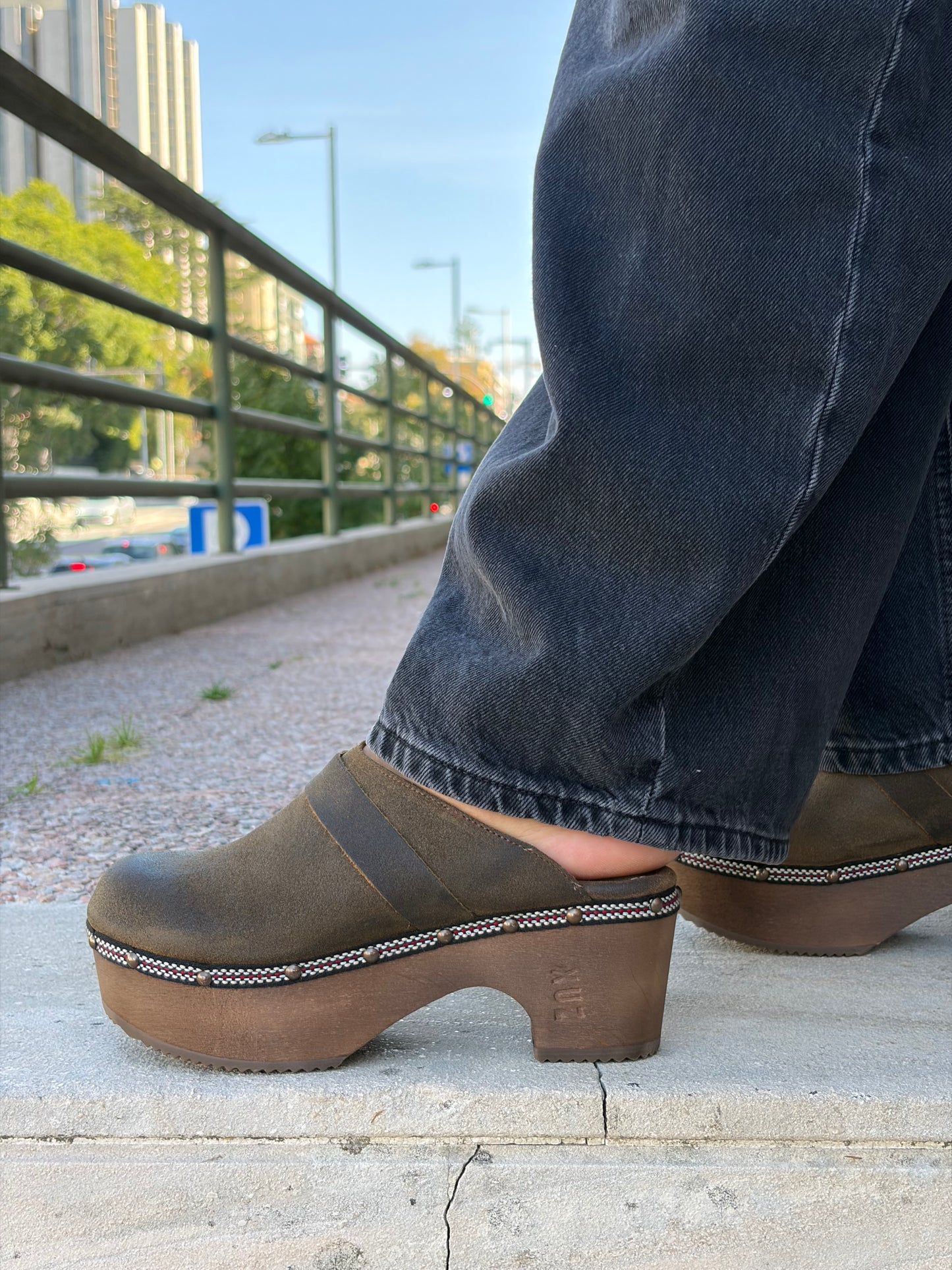 Lederclogs mit Holzabsatz