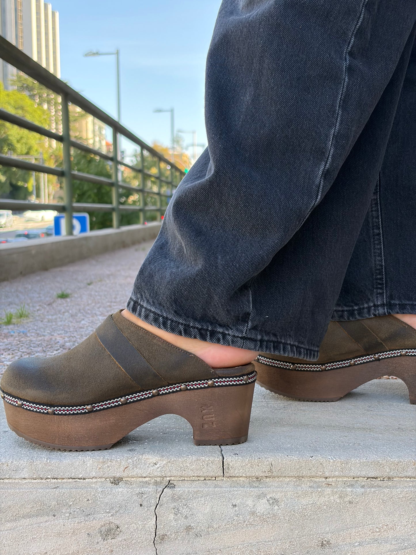 Lederclogs mit Holzabsatz