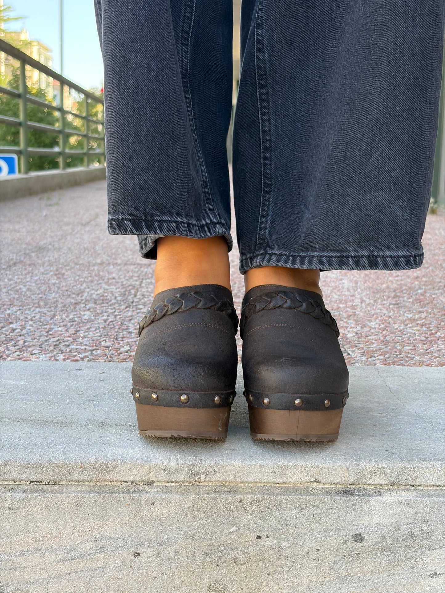 Soca en piel con tacón de madera