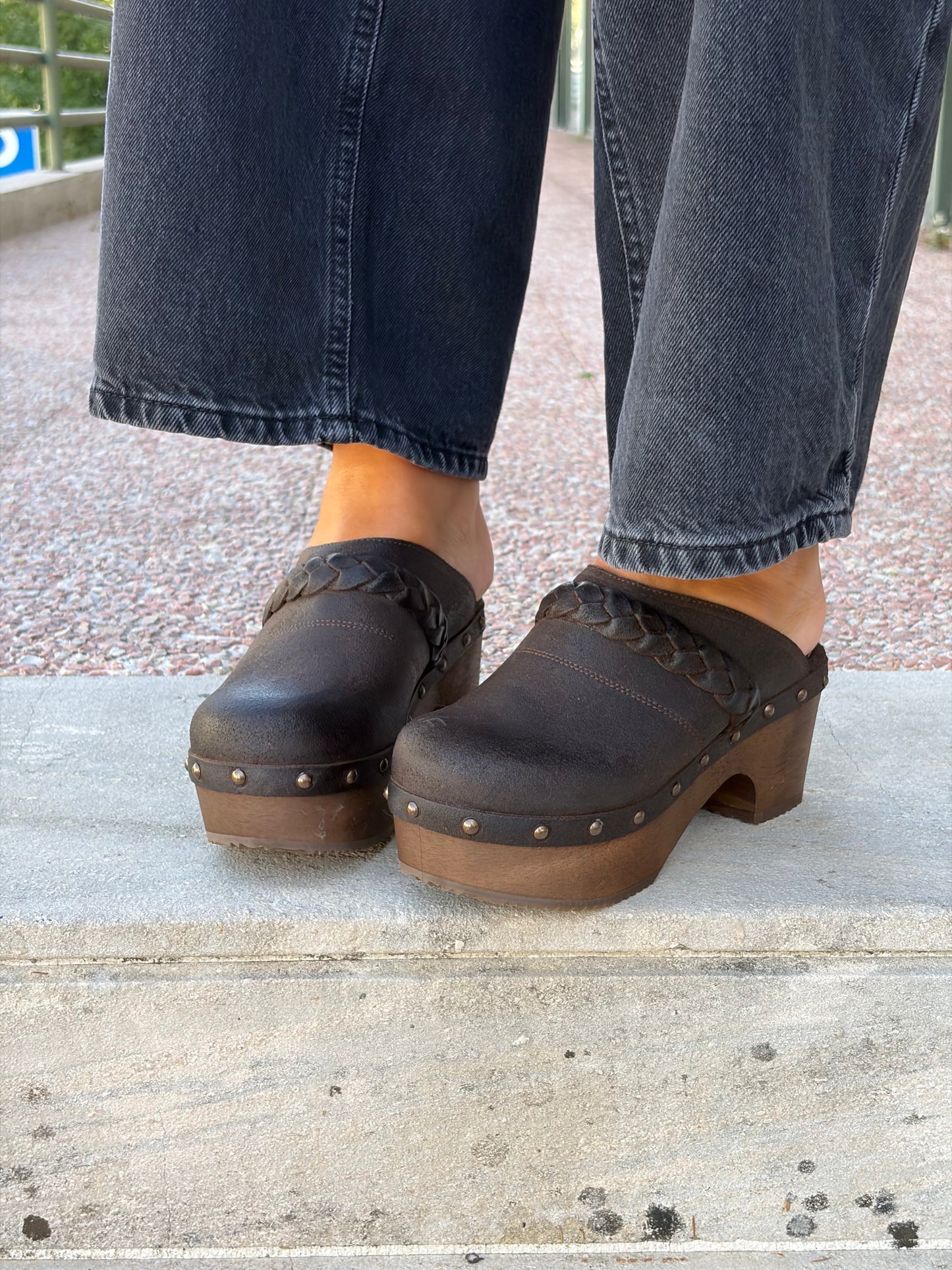 Soca en piel con tacón de madera