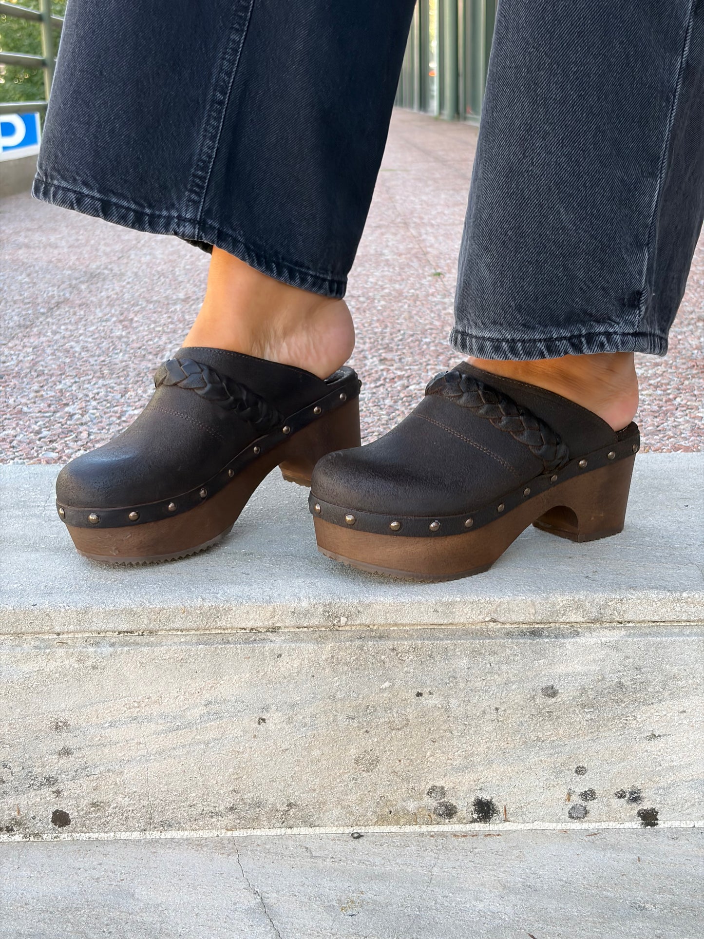 Soca en piel con tacón de madera