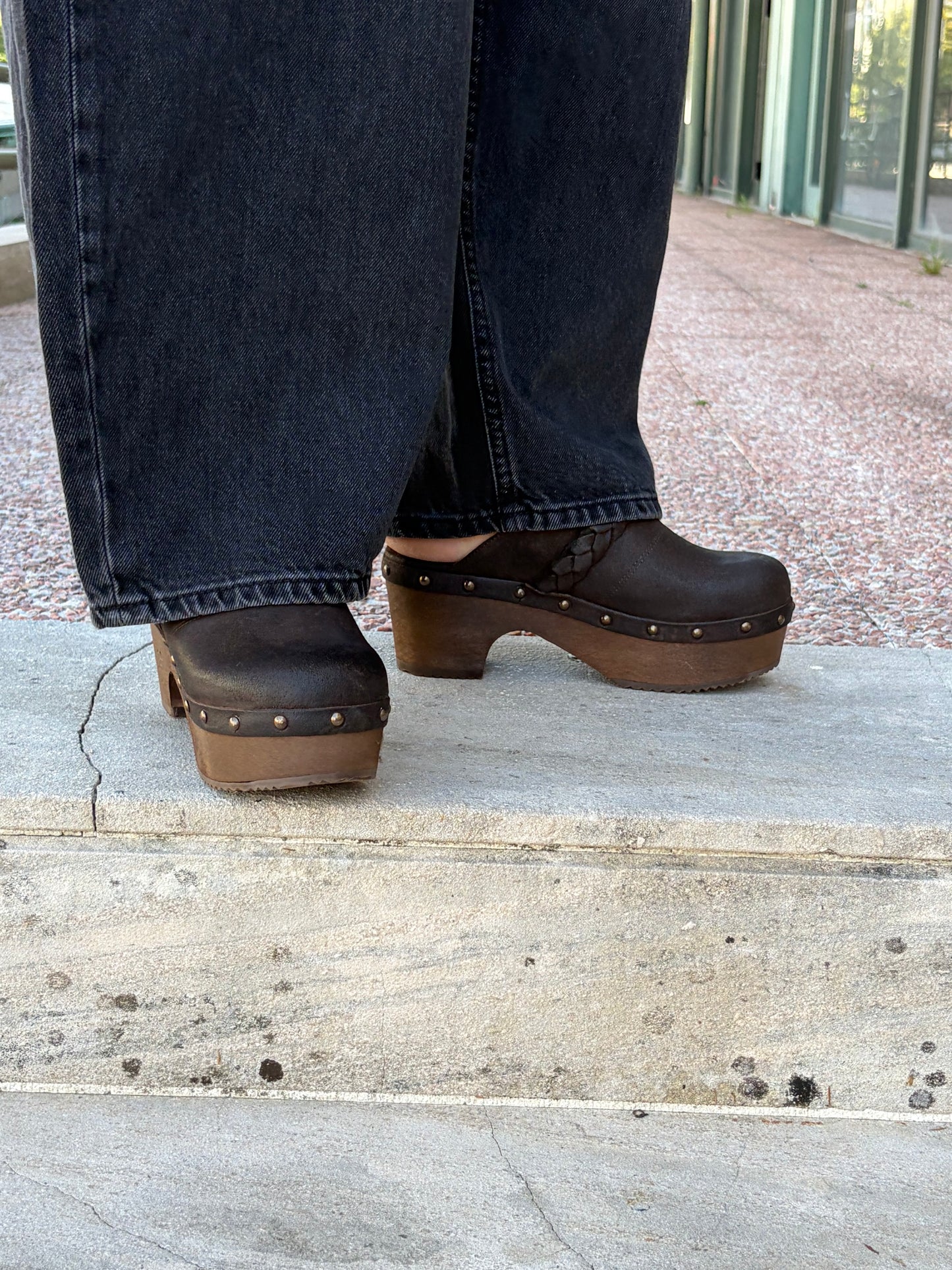 Soca en piel con tacón de madera