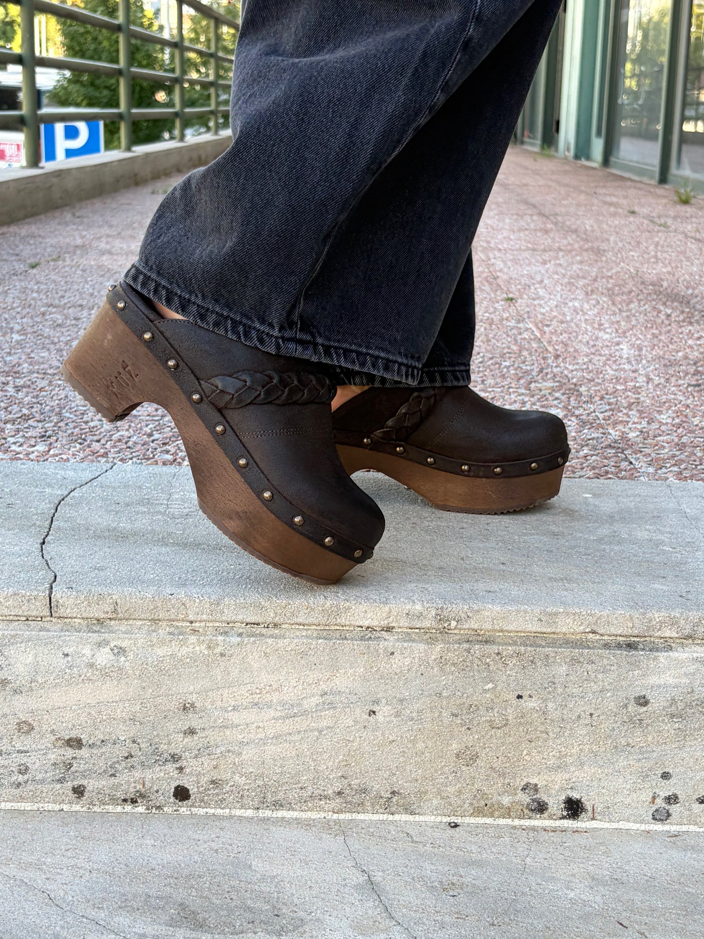 Soca en piel con tacón de madera