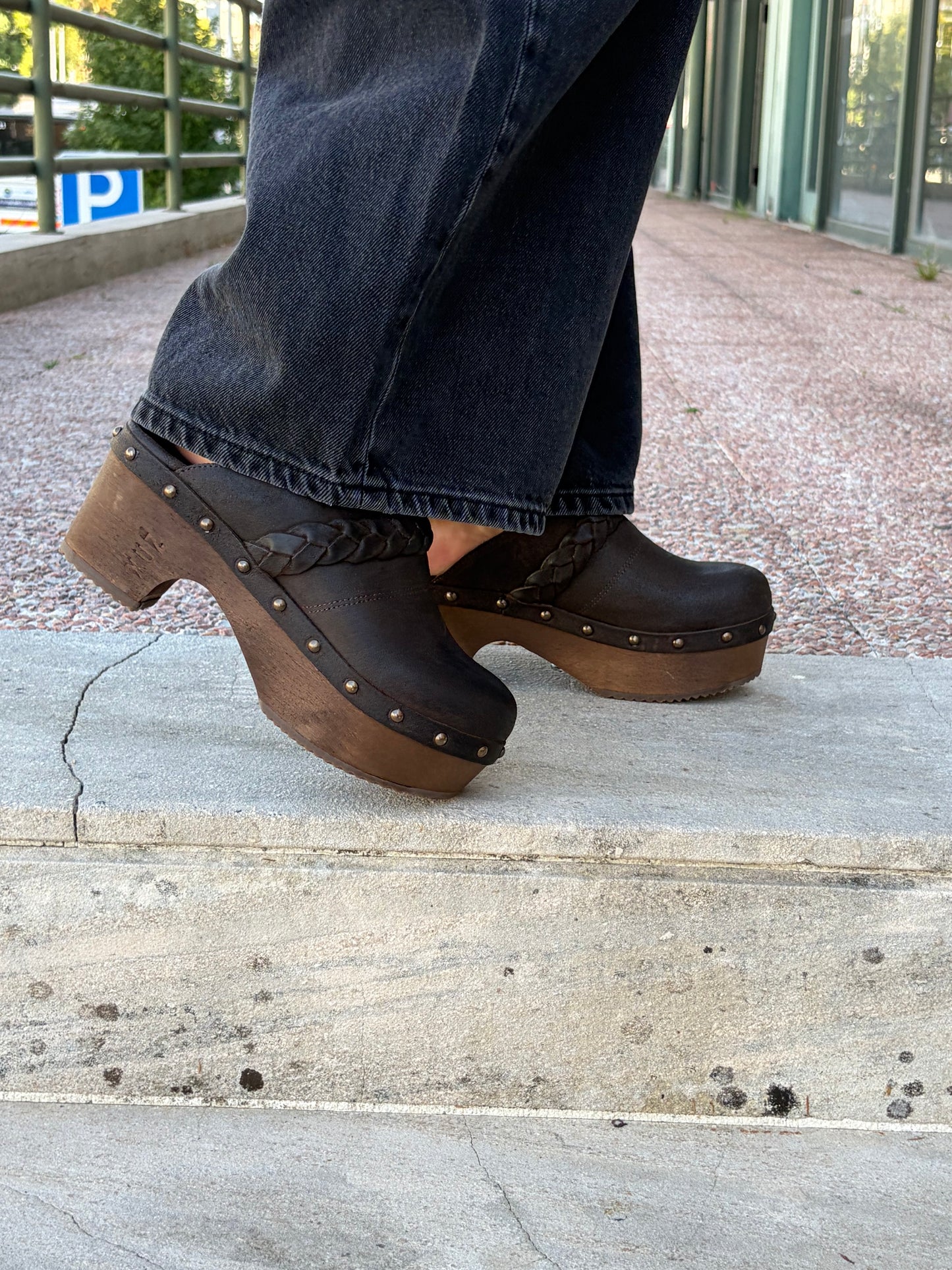 Soca en piel con tacón de madera