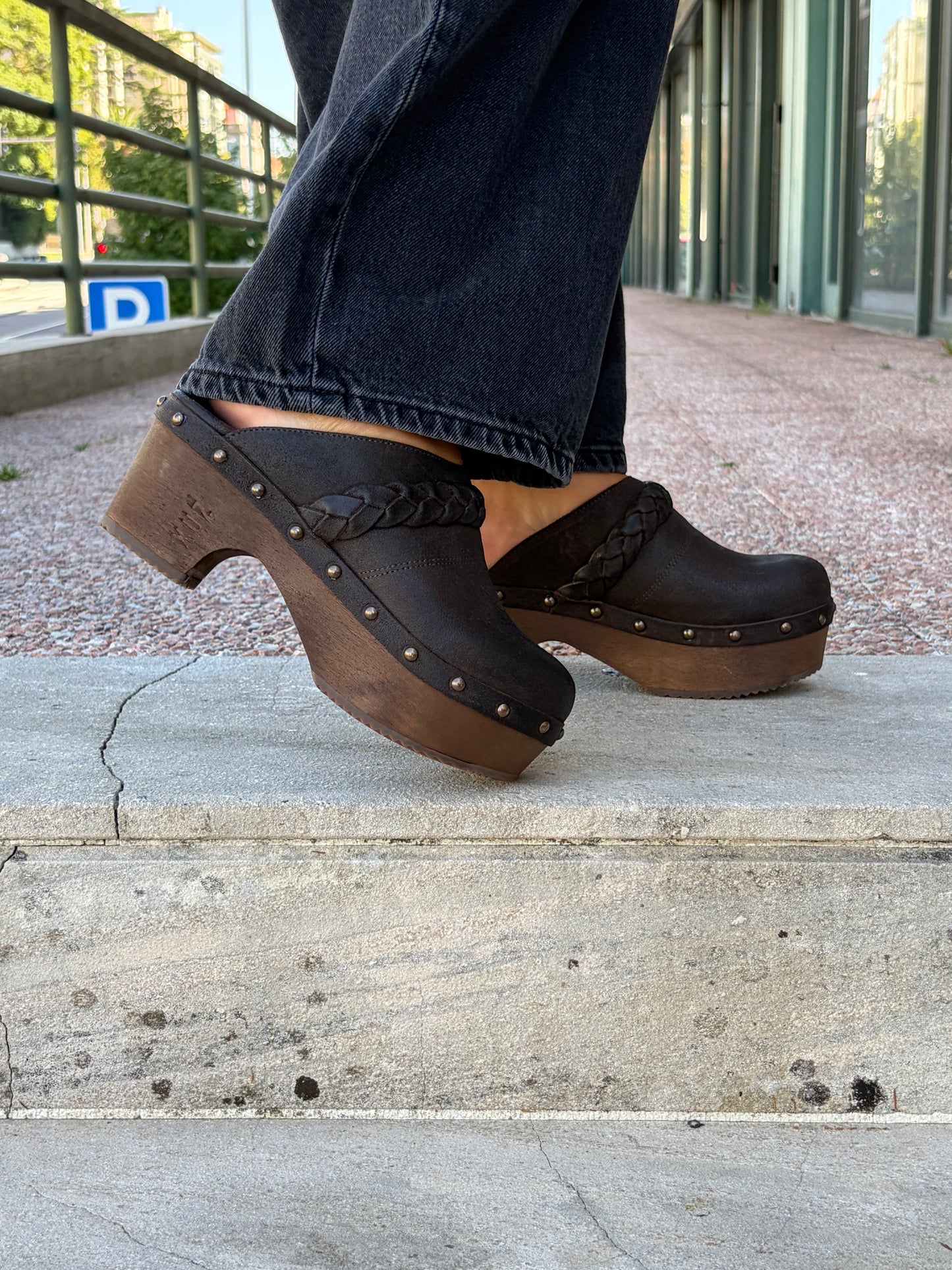 Soca en piel con tacón de madera