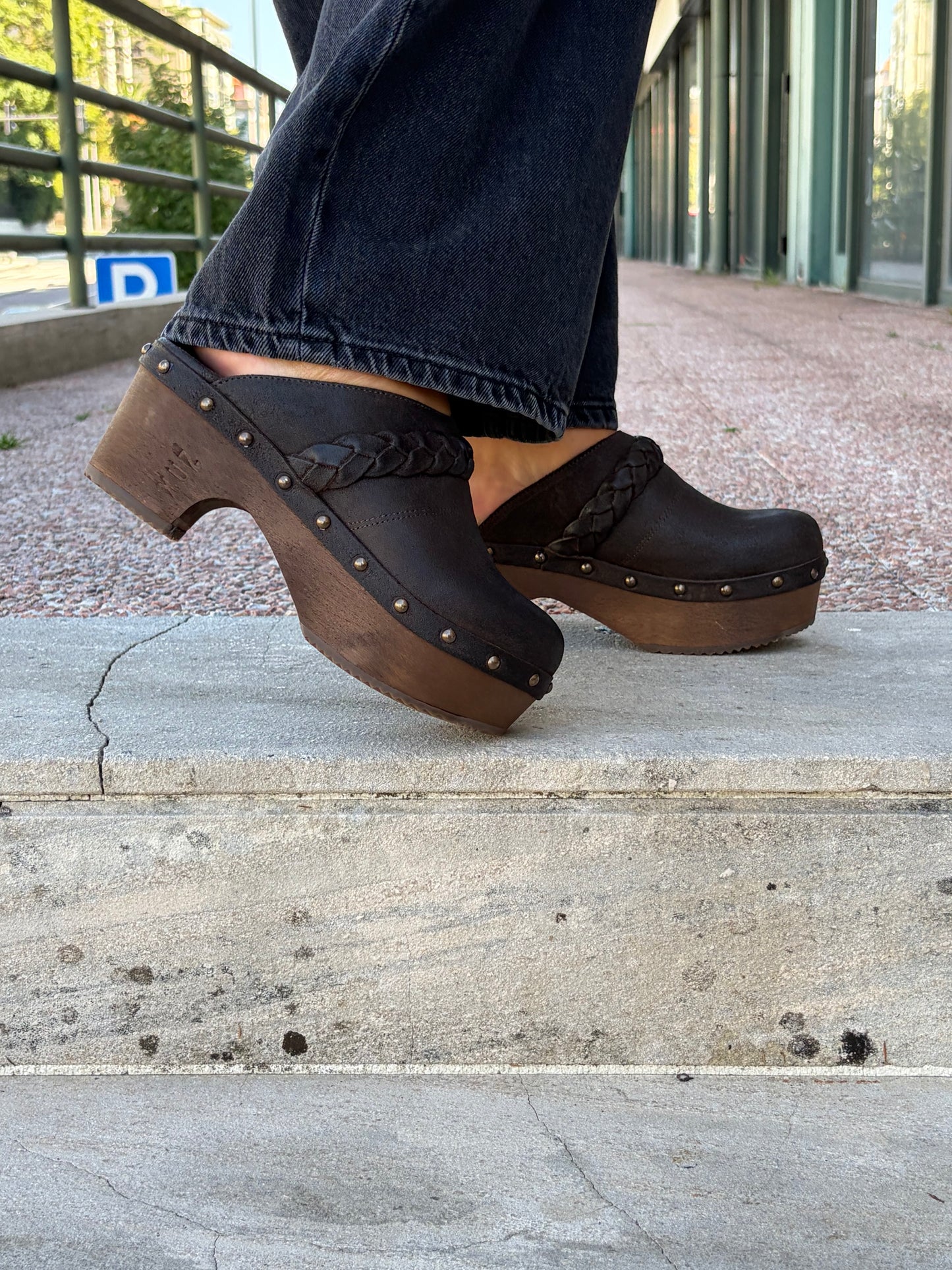 Soca en piel con tacón de madera