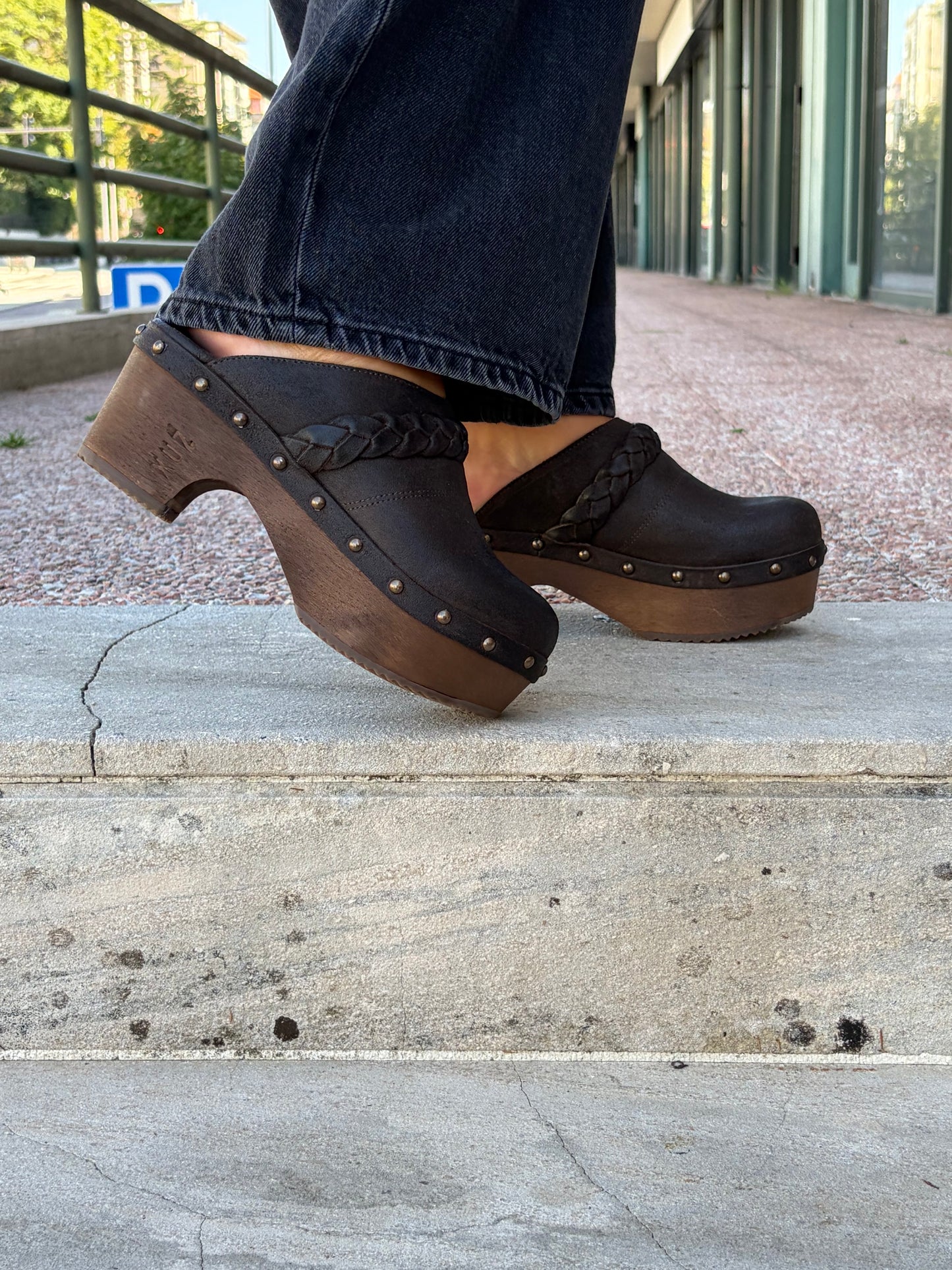 Soca en piel con tacón de madera