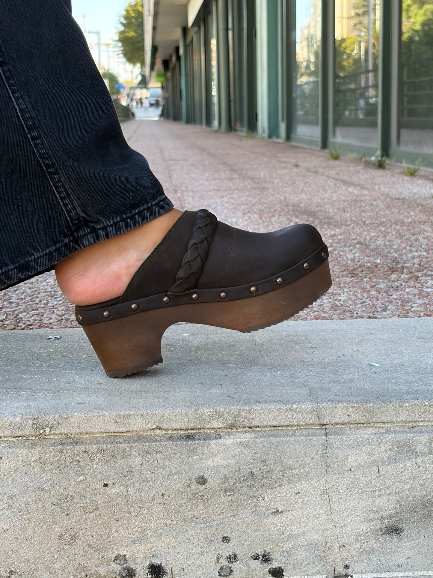 Soca en piel con tacón de madera