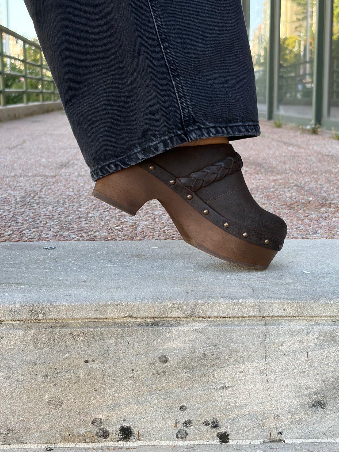 Soca en piel con tacón de madera