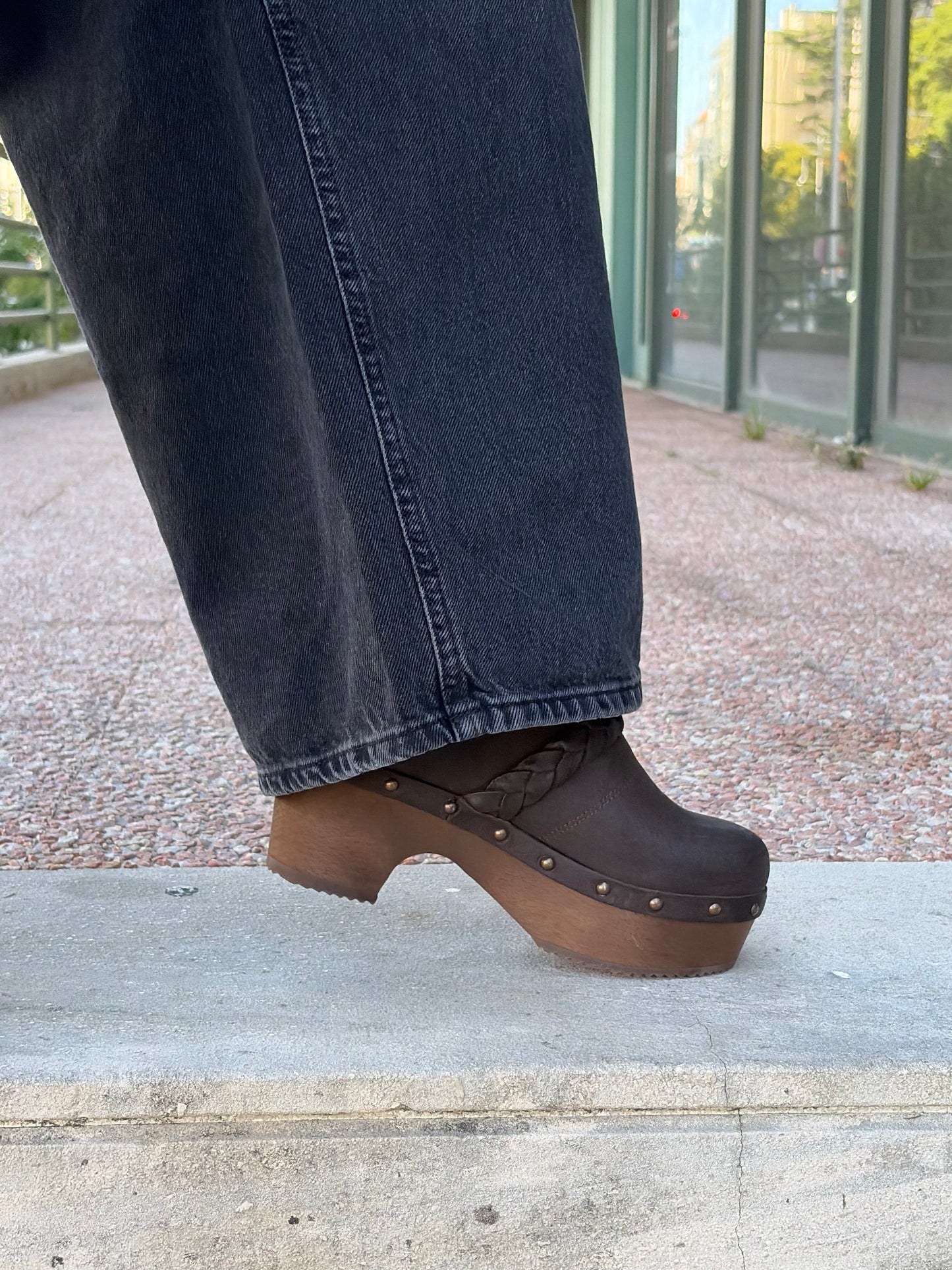 Soca en piel con tacón de madera