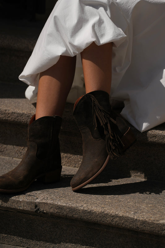 Leather boots with fringes