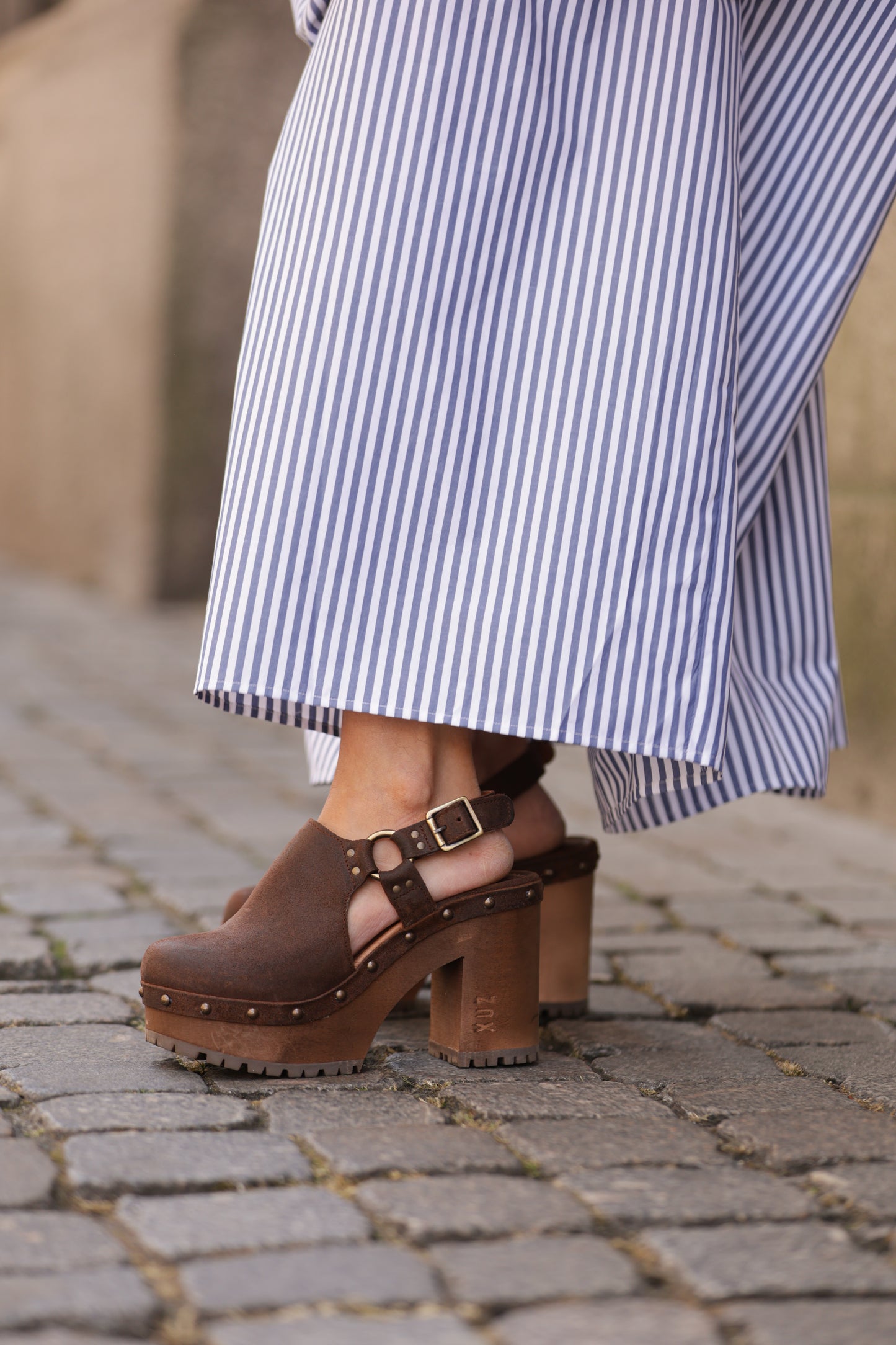 Sandalia con tacón de madera