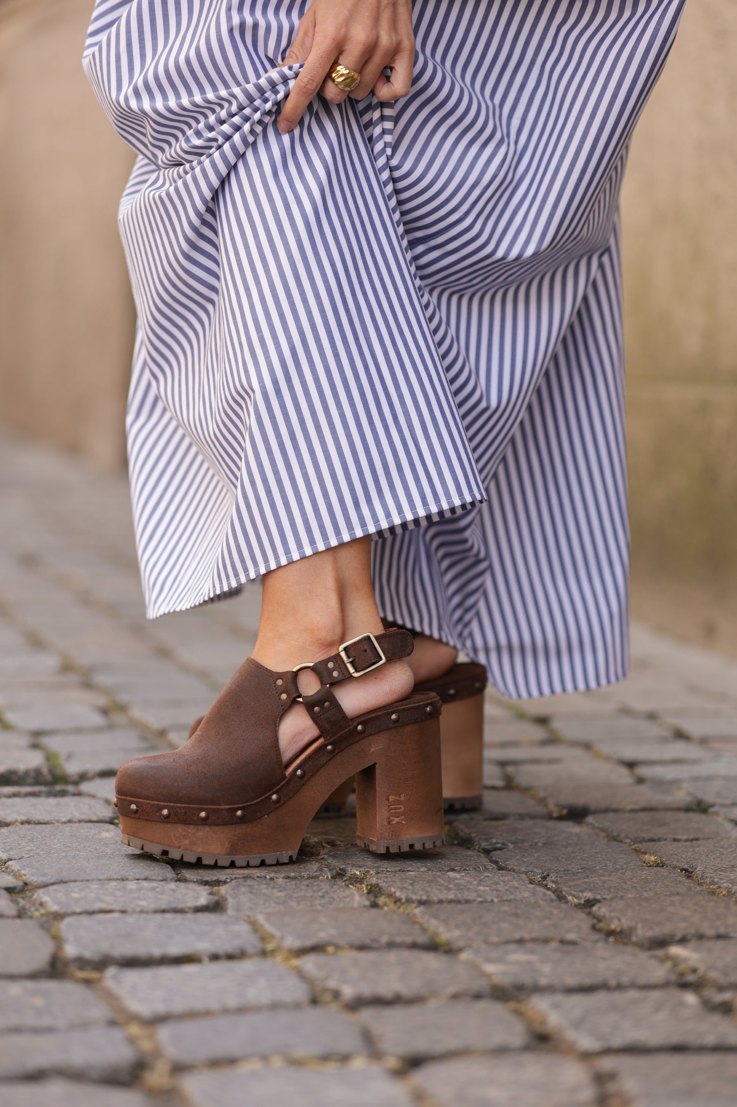 Sandalia con tacón de madera