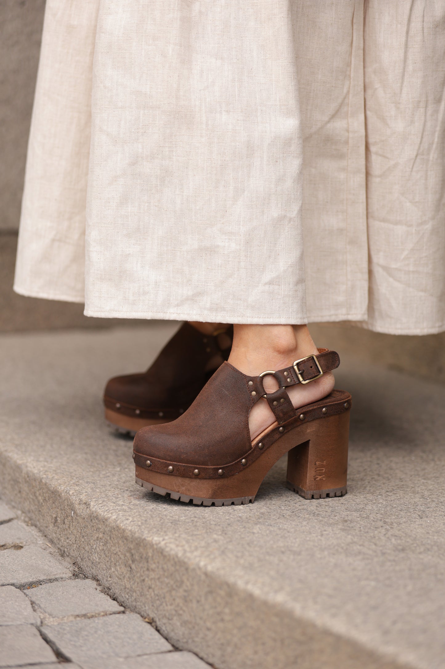Sandalia con tacón de madera