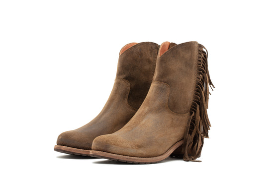 Leather boots with fringes