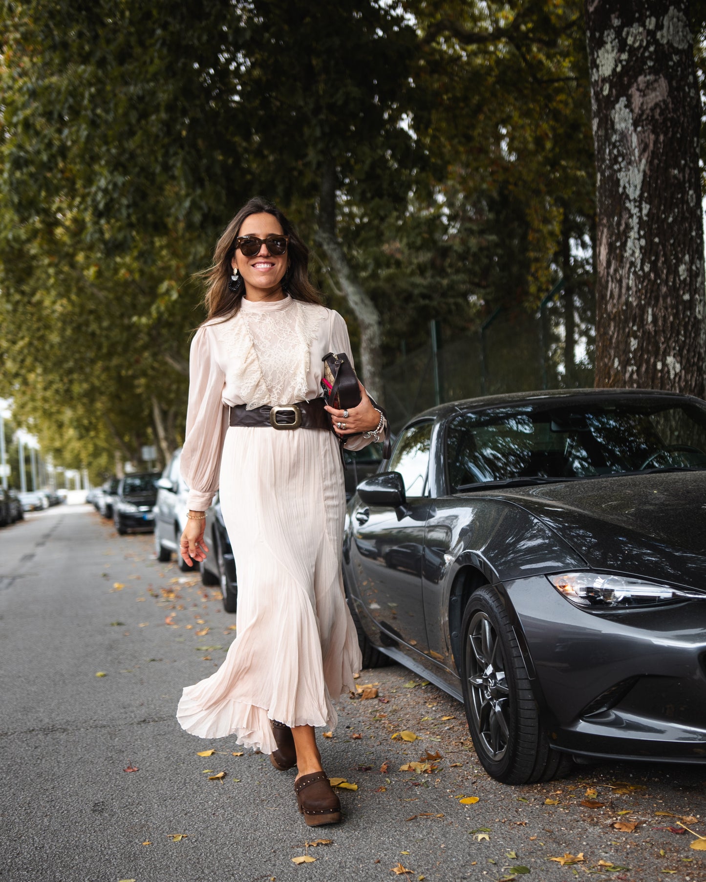 Soca em pele com tacão de madeira