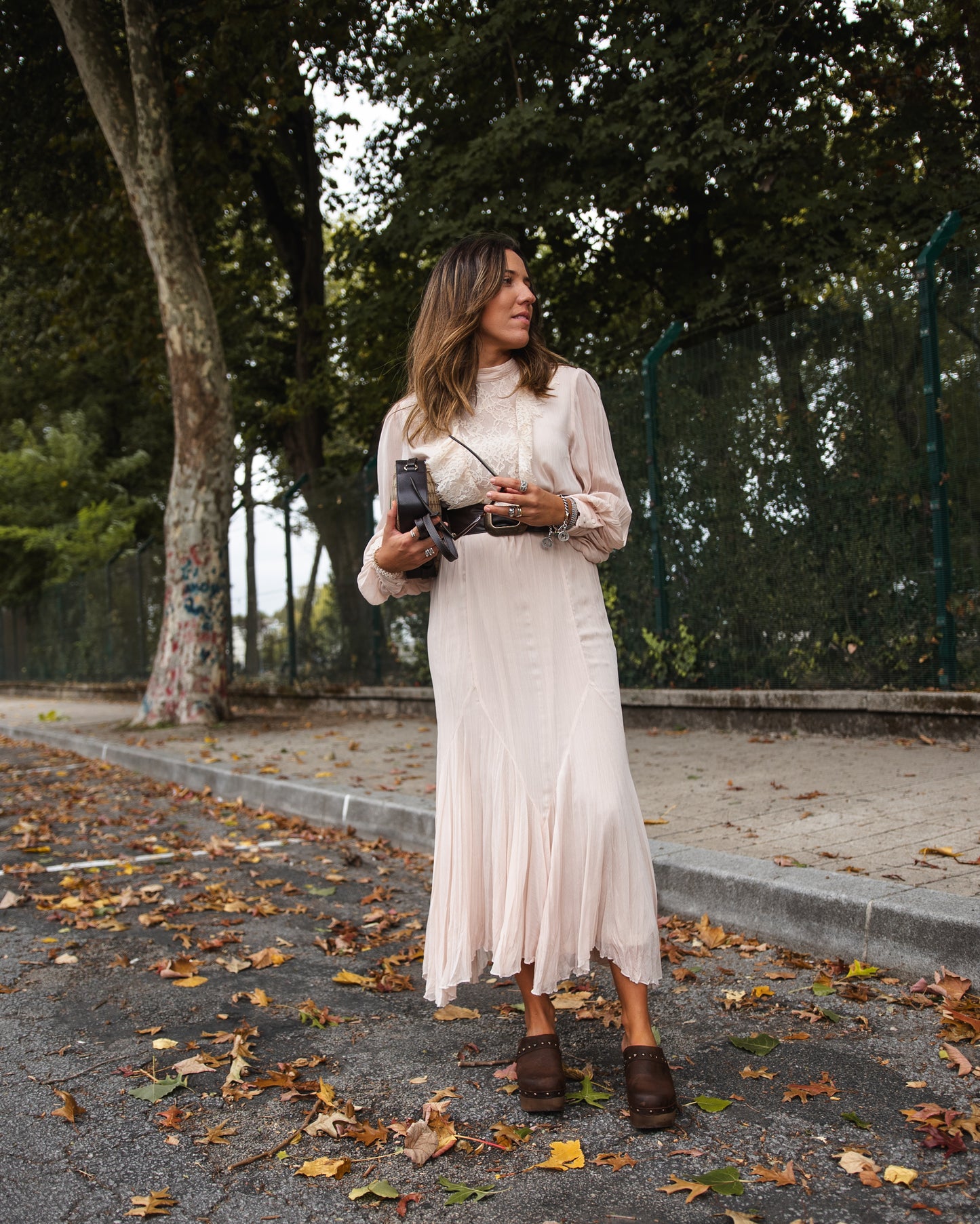 Soca em pele com tacão de madeira