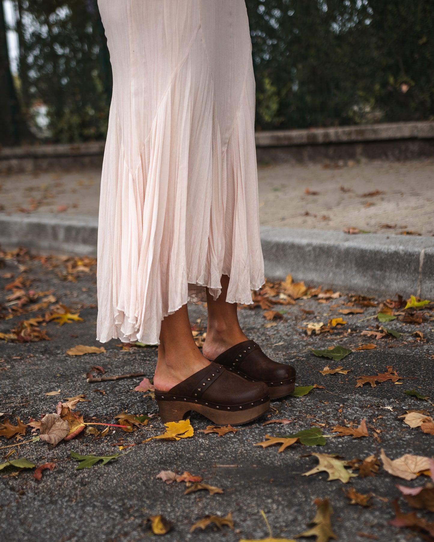 Soca em pele com tacão de madeira