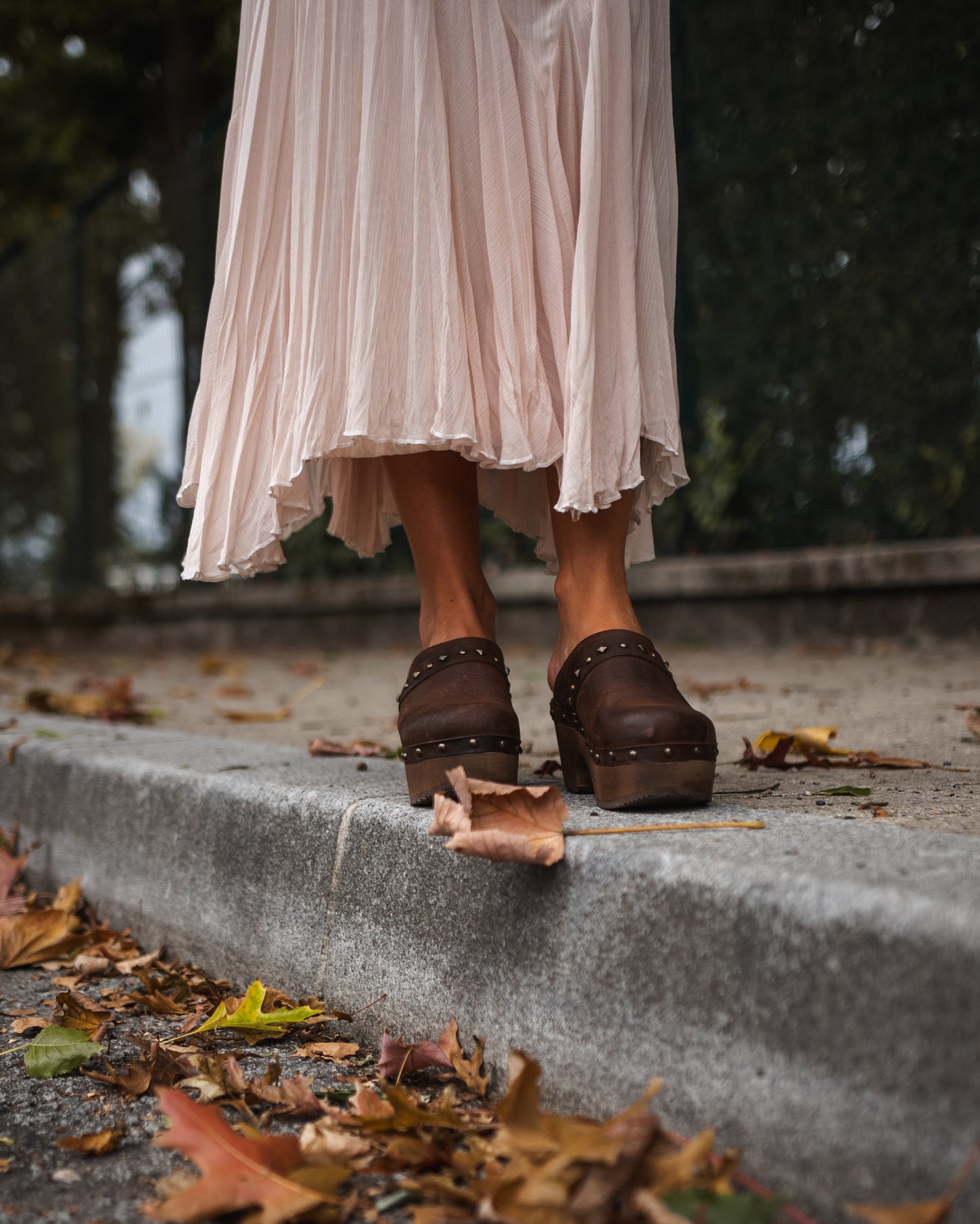 Soca em pele com tacão de madeira