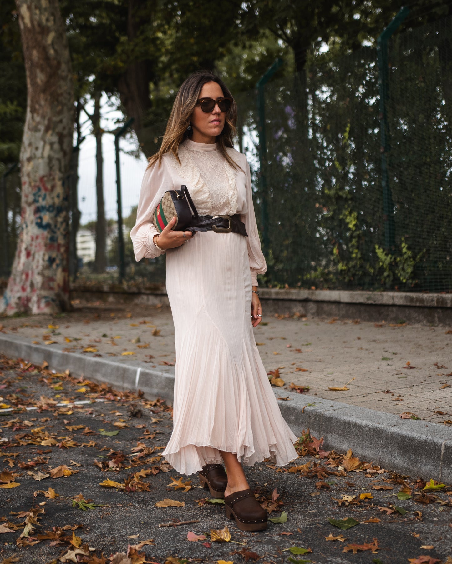 Soca em pele com tacão de madeira