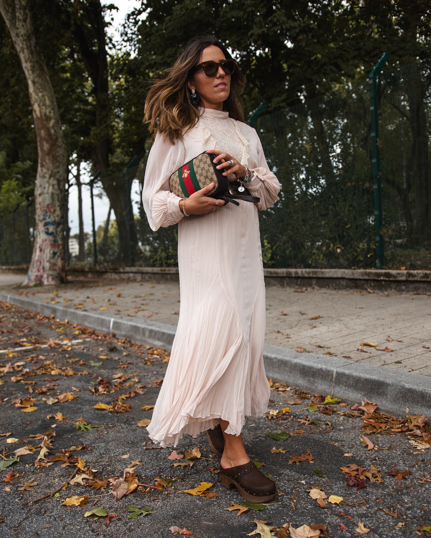 Soca em pele com tacão de madeira