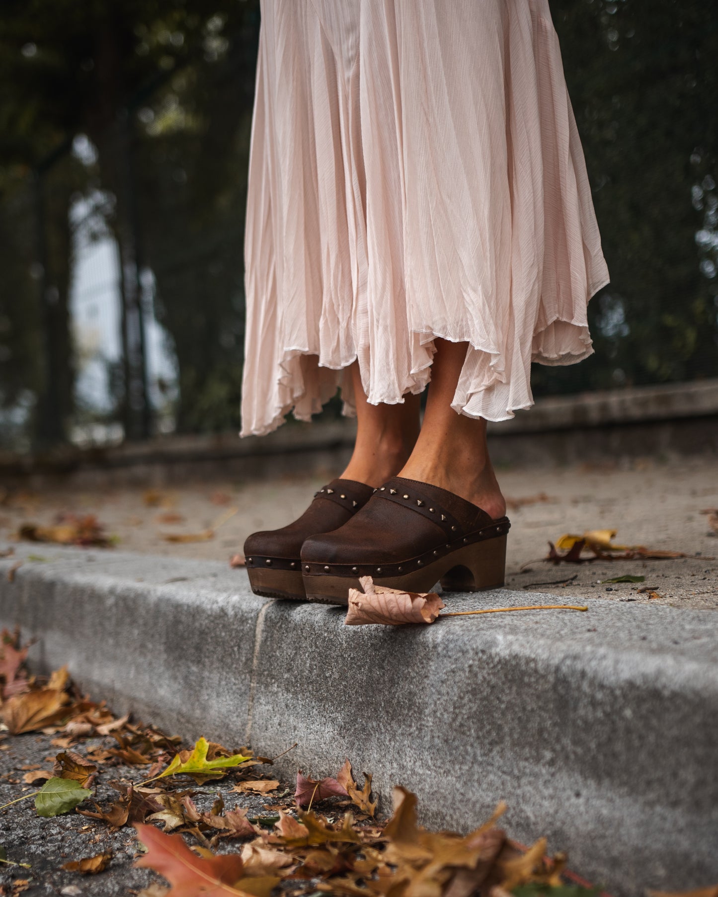 Soca em pele com tacão de madeira