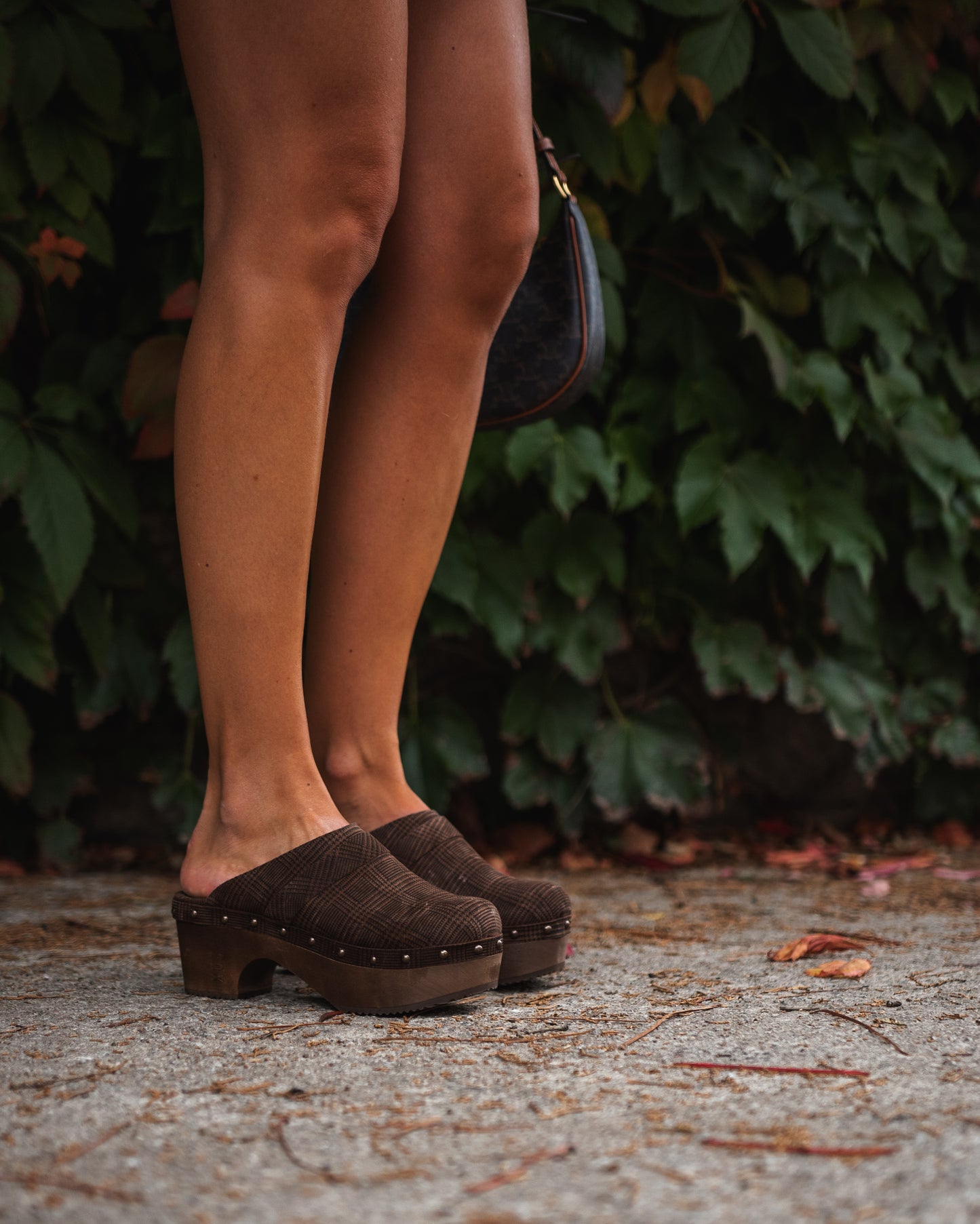 Soca em pele com tacão de madeira