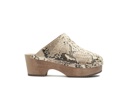 Socas com tacão de madeira baixo